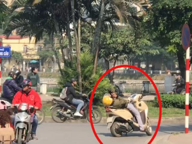 Việc dừng xe giữa đường nghe điện thoại không chỉ ảnh hưởng tới tính mạng người nghe mà còn khiến những người xung quanh cảm thấy vô cùng khó chịu khi phải chờ đợi.