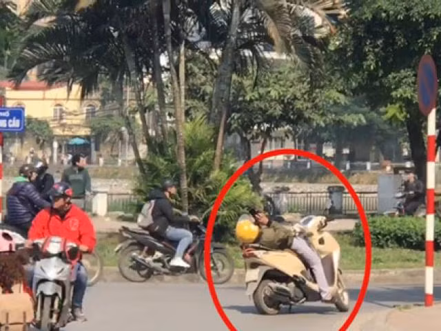 Việc dừng xe giữa đường nghe điện thoại không chỉ ảnh hưởng tới tính mạng người nghe mà còn khiến những người xung quanh cảm thấy vô cùng khó chịu khi phải chờ đợi.