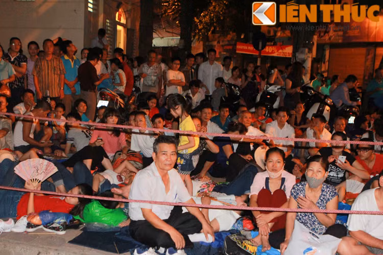 Bác Vi Xuân Nghiêm - 57 tuổi đến từ Chương Mỹ nói rằng:"5 năm mới có một Lễ diễu binh Quốc khánh 2/9, dù có bận công việc đồng áng ở nhà nhưng tôi cùng với những thành viên trong gia cũng cố gắng thu xếp công việc ở nhà để vào trung tâm xem tận mắt đoàn quân đã mang lại độc lập cho dân tộc".