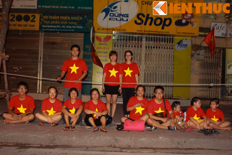 Một gia đình ở Hoàng Hoa Thám đã dậy từ rất sớm để xuống những tuyến phố trung tâm để đón đoàn diễu hành.