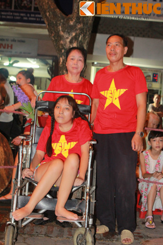 Vợ chồng cựu chiến binh Trần Xuân Hùng và Vũ Thị Binh trú tại 92 Cửa Bắc đã cùng cô con gái nhiễm chất độc màu da cam đã đến ngã tư Hùng Vương từ rất sớm. Bác Hùng chia sẻ:"Tôi rất tự hào về những đóng góp của mình cho Tổ quốc dù có thiệt thòi về đường con cái".