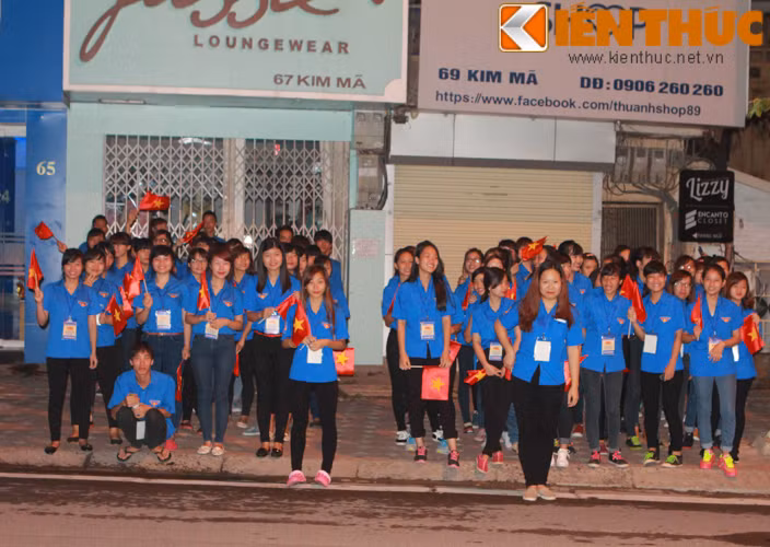 Trong lúc đó rất đông các bạn sinh viên trường Cao đẳng Sư phạm TW đã tập hợp trên tuyến phố Kim Mã để cùng với các đồng chí công an và dân phòng để đảm bảo tình hình an ninh tại địa bàn nơi có đoàn diễu binh đi qua.