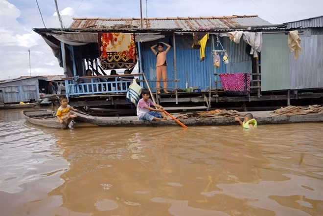 Nhiều nơi làm nhà bè nổi trên sông Tiền, sông Hậu.