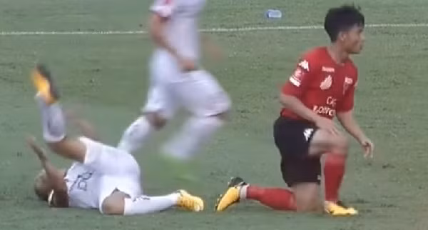 Những ngày qua báo chí nhắc đến rất nhiều vụ vào bóng kinh hoàng gây nên chấn thương cho cầu thủ Dương Thanh Hào (Viettel - Trắng) của Huỳnh Tấn Tài (Long An - Đỏ). Pha vào bóng này của cựu tuyển thủ U23 Việt Nam đã khiến đàn em bị gẫy 1/3 xương mác và coi như mất luôn cả mùa giải.