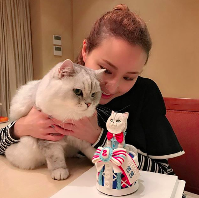 Đặc biệt, Florinda rất thích động vật. Cô có hẳn 3 em mèo cưng. 70% hình ảnh trên Instagram đều là về dàn boss sang chảnh nhà mình.