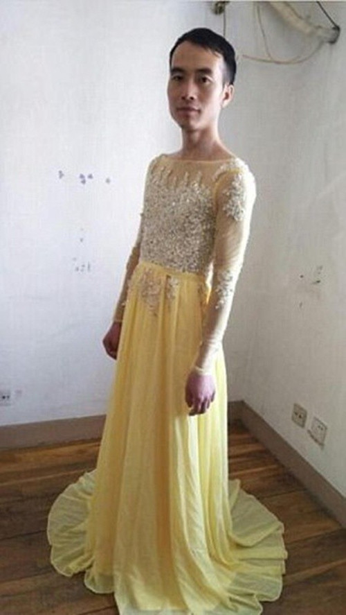 Trước đó, một anh chàng bán váy online đã tự mặc chiếc váy mình bán để làm mẫu cho khách khiến dân mạng ấn tượng. Bởi sự tự tin và thân hình gọn gàng chẳng kém các chị em phụ nữ.