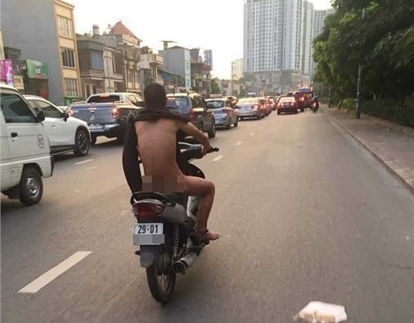 Nang nong hon 40 do, nguoi dan ong van vo tu tran truong chay xe tren pho