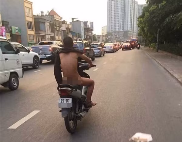 Nang nong hon 40 do, nguoi dan ong van vo tu tran truong chay xe tren pho