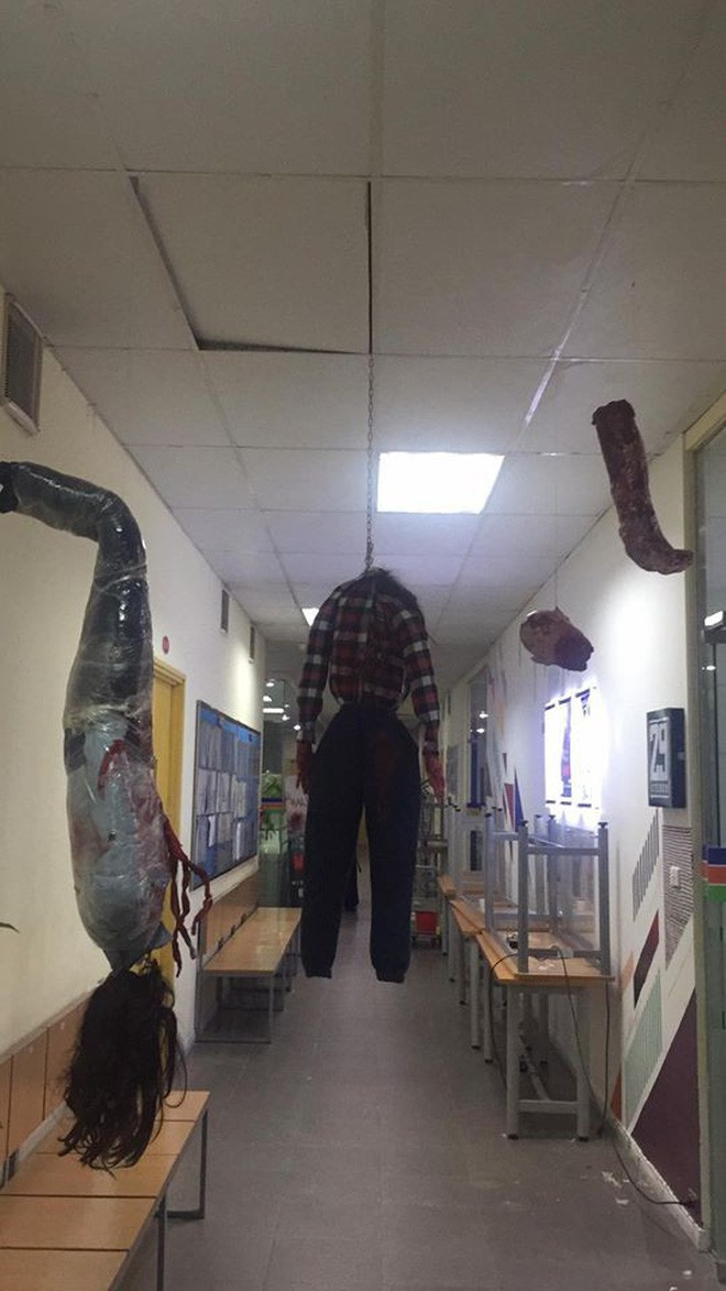 Đảm bảo nếu phải bước vào trường học những ngày này, bạn sẽ nhiều phen phải giật mình thon thót vì cứ ngỡ mình vừa lạc bước vào một phim trường phim kinh dị.