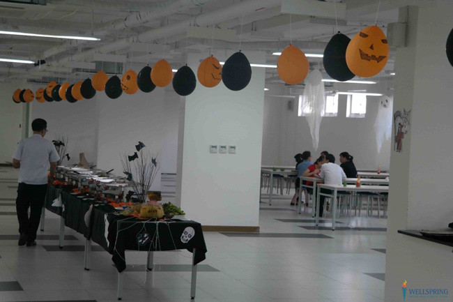 Nhiều lớp học cũng đã hạ cấp độ cách trang trí Halloween của mình xuống để làm cho không khí bớt rùng rợn.