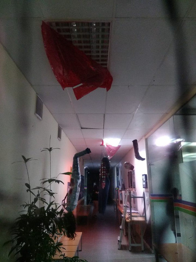 Theo đúng hot trend, cứ càng máu me, càng u ám thì tức là màn trang trí Halloween của các bạn càng thành công.