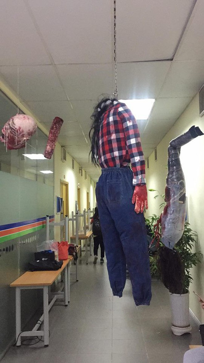 Càng đến gần 31/10, các lớp học càng được dịp trở thành địa điểm biến thành các trường phim theo chiều hướng khá kinh dị để có thể phù hợp hơn với không khí lễ hội hóa trang.