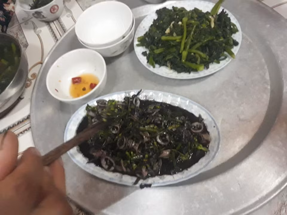 Sau khi lên mâm, cô vợ T.S thậm chí còn băn khoăn chưa dám động đũa và hài hước bảo, không biết ăn như thế có chết người hay không.