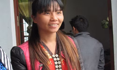 Co giao cam ban gat nuoc mat vi con khong nhan ra me