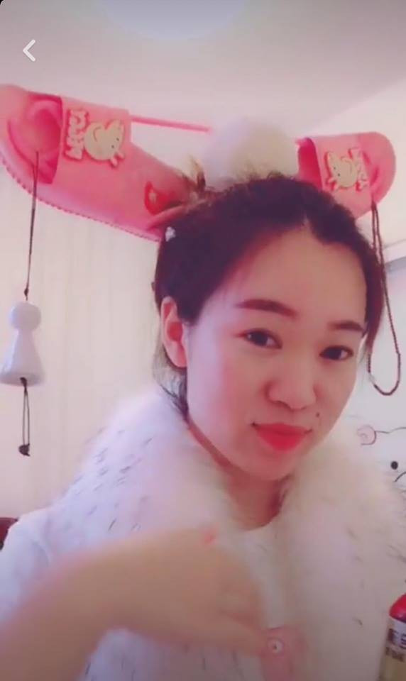 Những chiếc mũ đặc biệt này được làm từ dép và những họa tiết "lủng lắng" được làm từ những dây đeo có sẵn như chun buộc tóc.