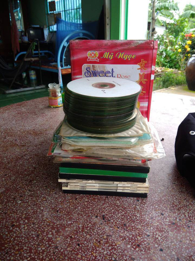 Với các bạn trẻ thuộc thế hệ 8X và 9X, những chiếc đĩa CD như thế này mãi là một kí ức đẹp và đáng nhớ.