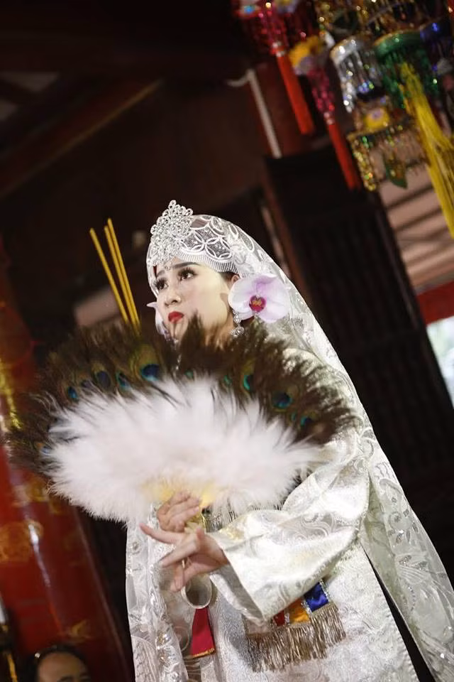 Được biết, cô đồng 9X này là Phạm Thu Hường, sinh năm 1997, quê ở Bắc Giang. Hiện Thu Hường đang là sinh viên Học viện Ngoại giao (Hà Nội).