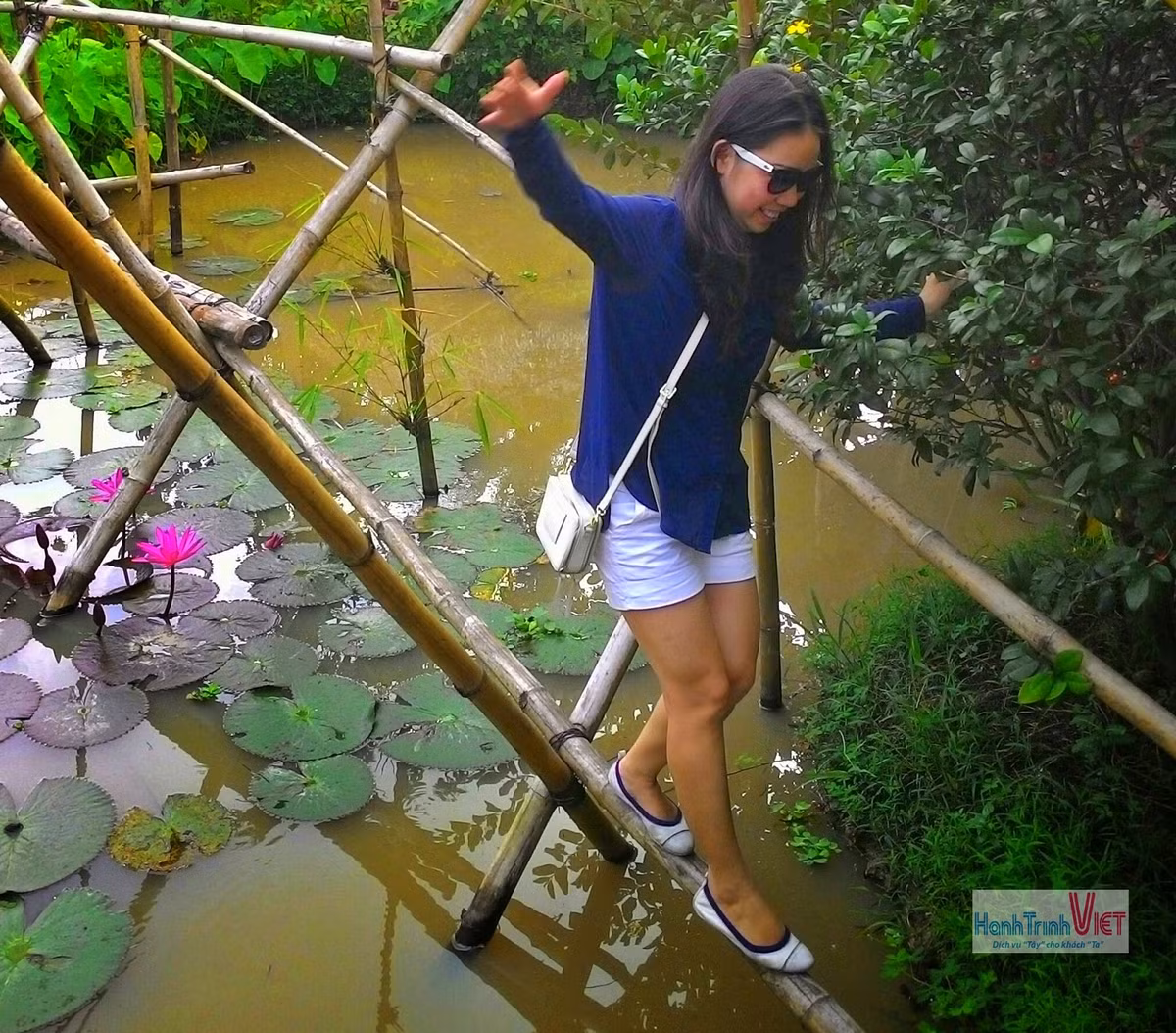 Nếu đi tour du lịch miền Tây đến với các vùng quê hẻo lánh, du khách sẽ được đi qua những cây cầu khỉ lắt lẻo đậm chất miền Tây để thử cảm giác đi trên chiếc cầu đong đưa. Ảnh: Hanhtrinhviet.