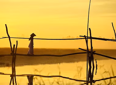 Cầu khỉ có thân làm bằng cây tre hay cây gỗ nằm trên những thanh tre bắt chéo, phía trên có tay vịn. Ảnh: Xomnhiepanh.