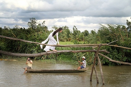 Ban đầu chưa quen du khách nhìn có cảm giác rất sợ nhưng sau khi được người dân ở đây hướng dẫn thì họ lại rất thú vị và đi qua đi lại rất nhiều lần. Ảnh: Dulichviet.