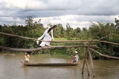 Ban đầu chưa quen du khách nhìn có cảm giác rất sợ nhưng sau khi được người dân ở đây hướng dẫn thì họ lại rất thú vị và đi qua đi lại rất nhiều lần. Ảnh: Dulichviet.