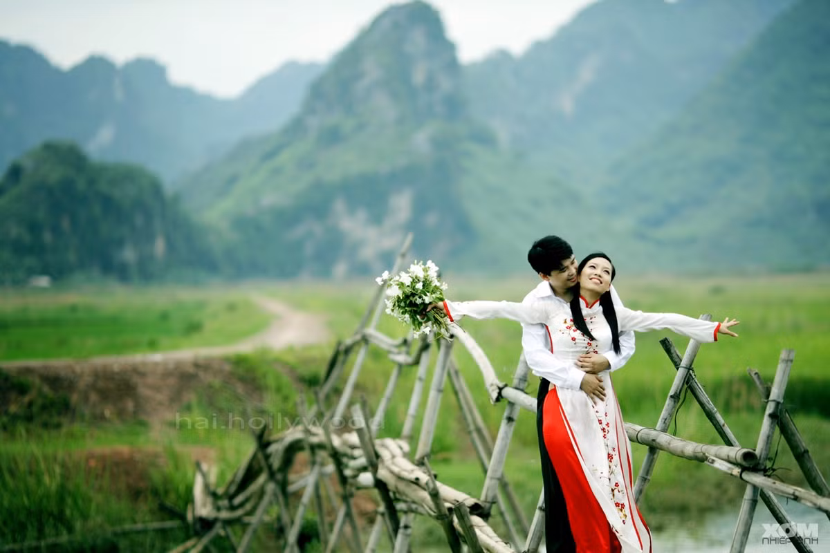 Ngoài ra, cầu khỉ cũng được các cặp đôi chọn làm địa điểm để chụp những bức ảnh cưới để đời của mình. Ảnh: Xomnhiepanh.