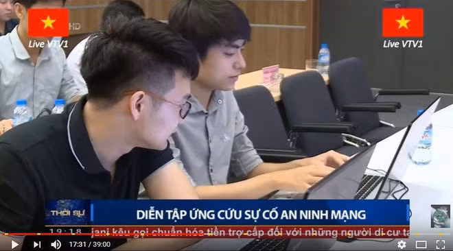 Không chỉ có các soái ca Tây, nhiều anh chàng Việt Nam cũng nổi như cồn nhờ việc được lên sóng truyền hình, dù ít giây. Điển hình như hình ảnh một chàng IT điển trai được ví như Tiêu Nại phiên bản đời thực. Dù danh tính của chàng trai nay đến giờ vẫn là một ẩn số, song một lần nữa ai cũng tin rằng muốn gặp trai đẹp cứ chăm xem thời sự