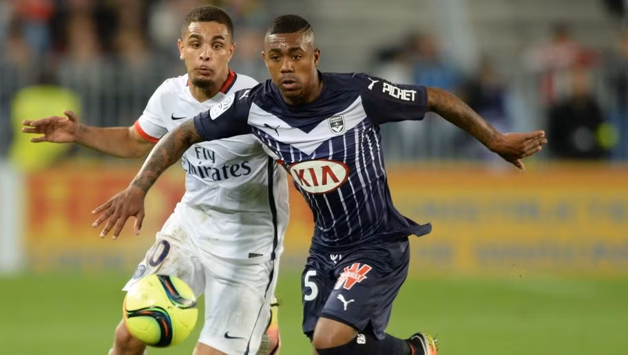 Năm 17 tuổi, Malcom đã bắt đầu gây sốt xứ sở Samba và được giới chuyên môn đánh giá rất cao nhờ màn trình diễn ấn tượng trong màu áo Corinthians.