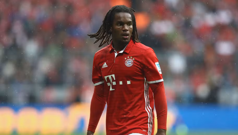 Sự xuất hiện của tài năng trẻ 19 tuổi - Renato Sanches mang tới sự khác biệt cho Seleccao châu Âu. Nền tảng thể lực tuyệt vời, những bước chạy mạnh mẽ, chơi bóng rất tự tin và vô cùng bền bỉ của Sanches là lý do vì sao Bayern Munich lại bạo chi đến 40 triệu euro để cuỗm Sanches từ Benfica và khiến Manchester United nuối tiếc khôn nguôi.