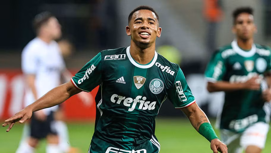 Sinh năm 1997 nhưng Gabriel Jesus đã sớm khiến cả châu Âu điên đảo bởi phong cách thi đấu quả cảm cùng kỹ thuật cá nhân điêu luyện không thua kém bất kỳ đàn anh nào tại xứ sở Samba. Ảnh: GOAL.