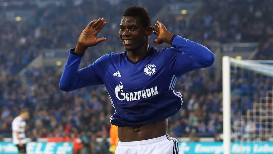 Mới 19 tuổi, Breel Embolo đã trở thành bom tấn của Schalke 04 hè qua. Tiền đạo này xuất thân từ lò đào tạo Basel và sớm được đôn lên đội một từ cuối mùa 2013/14 khi mới 16 tuổi.