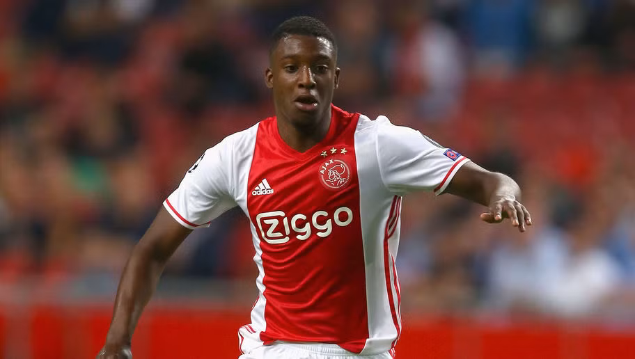 Riechedly Bazoer chính là tương lai của bóng đá Hà Lan. Sở hữu thể hình lý tưởng và phong cách chơi bóng thông minh, Bazoer hứa hẹn sẽ còn tỏa sáng hơn nữa so với thế hệ đi trước thi đấu cùng vị trí tiền vệ phòng ngự.