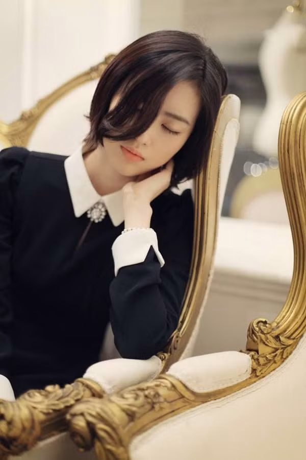 Ngay sau đó, Sun Young được cả ba công ty giải trí hàng đầu tại Hàn là SM, YG và JYP săn đón về làm thực tập sinh để ra mắt trong một nhóm nhạc thần tượng của họ. Tuy nhiên, bản thân cô gái sinh năm 1992 lại cảm thấy mình không hợp làm ca sĩ nên đã quyết định từ chối cả ba lời đề nghị béo bở này và kí hợp đồng với một công ty chuyên quản lý người mẫu là Management Koo.