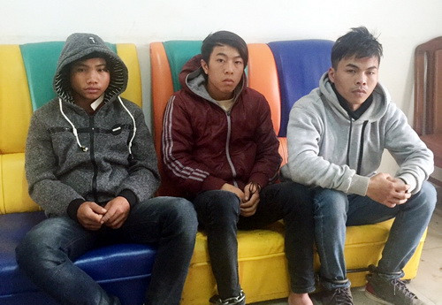 Ân (bìa phải) cùng hai đồng phạm bị bắt. Ảnh: Khánh Hương