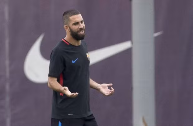 Barca tung chiêu độc để có Ozil: Theo tin chuyển nhượng bóng đá từ Daily Star, để có được Mesut Ozil, Barcelona sẵn sàng để Arda Turan đến Arsenal theo chiều ngược lại.