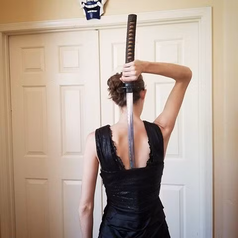 Từ khi ra mắt, các khán giả đã có dịp được chiêm ngưỡng tấm lưng đầy chắc chắn, mạnh mẽ của nữ siêu anh hùng Wonder Woman qua cảnh phim cô mặc một chiếc váy dạ hội xanh dương và giấu thanh kiếm thần sau lưng. Cũng chính từ đó, rất nhiều fan nữ của bộ phim này đã bắt chước nhân vật chính Gal Gadot đeo thanh kiếm như vậy để đem lại tiếng cười cho dân mạng.