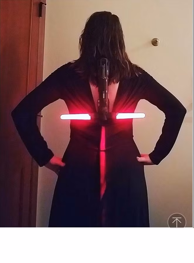 Thanh kiếm lazer từng xuất hiện từng xuất hiện trong siêu phẩm "Star War" đã trở lại nhưng lần này là trong Wonder Woman.