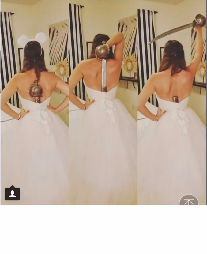 Từ những thanh kiếm dài, ngắn đủ kích cỡ hình dạng, các fan của phim Wonder Woman đã đeo theo người rồi chụp ảnh, đăng tải lên mạng xã hội sao cho giống "chị đại" mà mình hâm mộ.