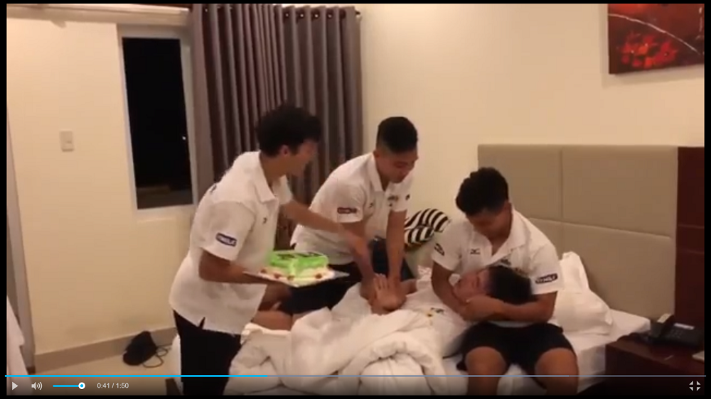 Quay trở lại khoảng thời gian 3 tháng trước, dù toàn bộ cầu thủ U23 Việt Nam phải luyện tập vất vả để thi đấu ở Thường Châu, Trung Quốc, thì Xuân Trường cũng không quên ngày sinh nhật của các đồng đội mình.