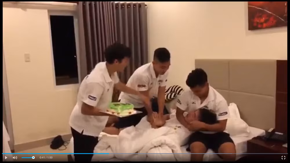 Quay trở lại khoảng thời gian 3 tháng trước, dù toàn bộ cầu thủ U23 Việt Nam phải luyện tập vất vả để thi đấu ở Thường Châu, Trung Quốc, thì Xuân Trường cũng không quên ngày sinh nhật của các đồng đội mình.