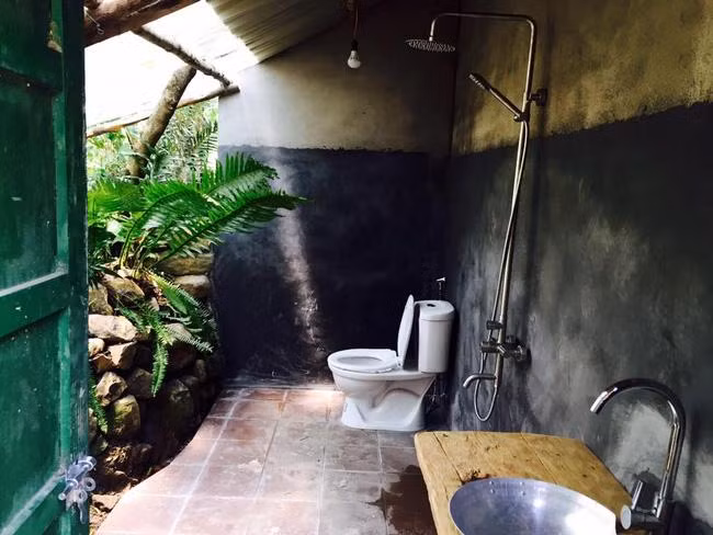 Nhà tắm thiết kế vô cùng thoáng mát nhưng lại khá kín đáo, giúp các du khách có thể yên tâm thoải mái khi đắm mình vào trong làn nước mát rượi vào mùa hè và ấm áp khi mùa đông tới.