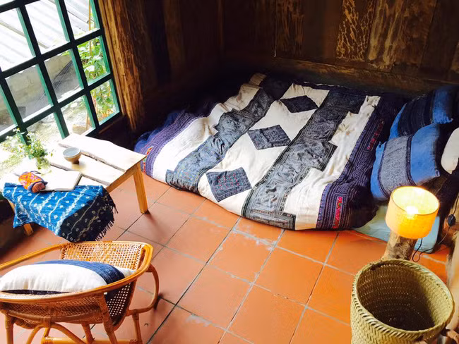 Phơri's house là homestay tọa lạc tại bản Tả Van cách thị trấn Sapa chừng 5 km. Nếu nhìn từ bên ngoài vào có thể thấy rằng, đây chẳng khác gì một ngôi nhà của những người dân tộc bình thường nhưng khi bước chân vào trong mọi thứ sẽ khiến du khách bất ngờ.