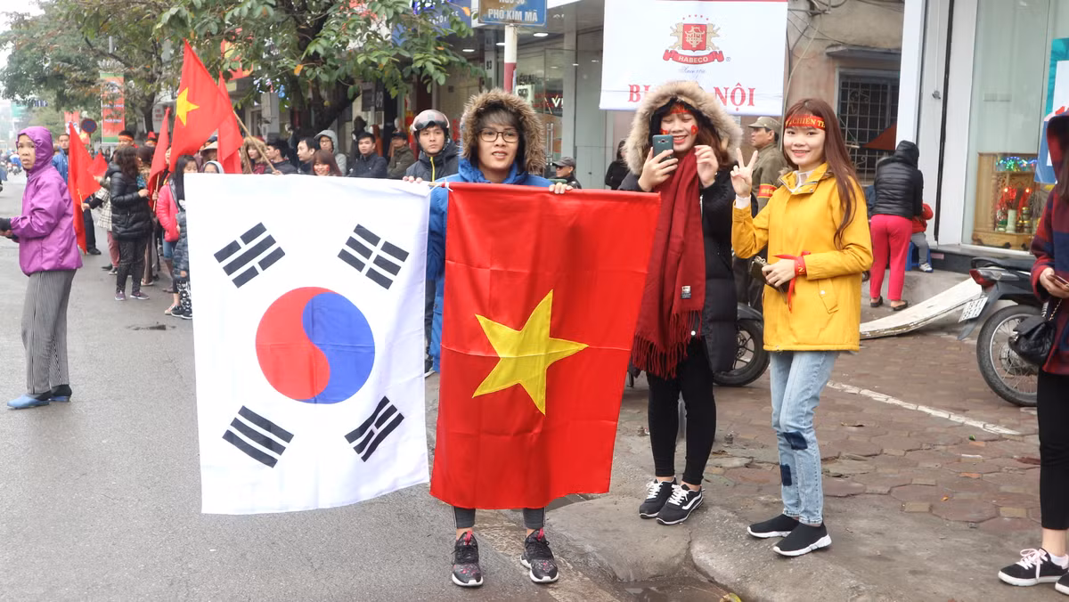 Lá cờ Việt Nam và Hàn Quốc được các bạn trẻ đưa xuống đường để chờ U23 Việt Nam.