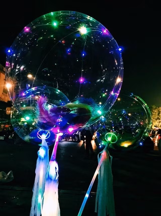 Theo quan sát của phóng viên Kiến Thức, vào những dịp cuối tuần trên các tuyến phố đi bộ ở Hà Nội như khu vực xung quanh Hồ Gươm hay chợ đêm Hàng Ngang - Hàng Đào, những quả bóng bay galaxy được bán công khai mà không có sự đảm bảo an toàn về cháy nổ nào.