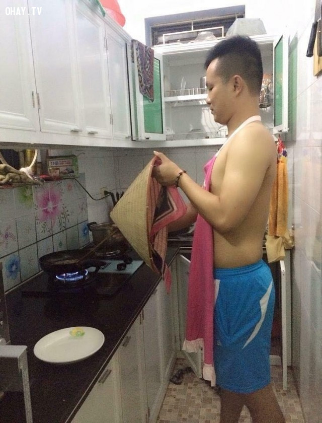 Có anh vừa thả đồ vào chảo đã biết trước kết quả nên chuồn thật lẹ, có anh thật thông minh khi trang bị đầy đủ từ mũ bảo hiểm cho đến vỏ nồi cơm để ngăn dầu mỡ bắn vào người.