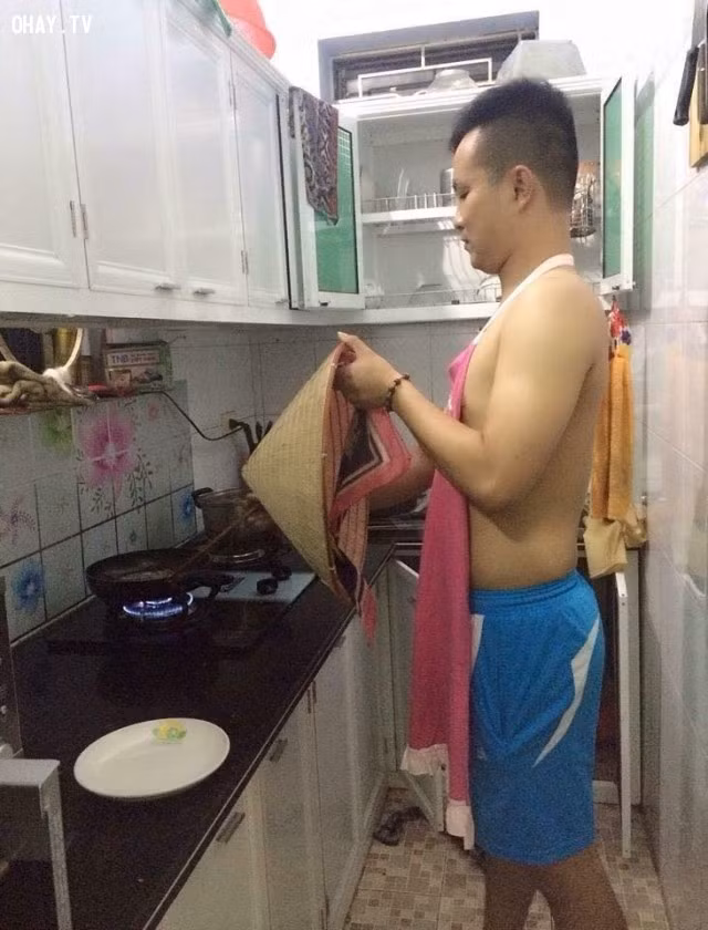 Có anh vừa thả đồ vào chảo đã biết trước kết quả nên chuồn thật lẹ, có anh thật thông minh khi trang bị đầy đủ từ mũ bảo hiểm cho đến vỏ nồi cơm để ngăn dầu mỡ bắn vào người.