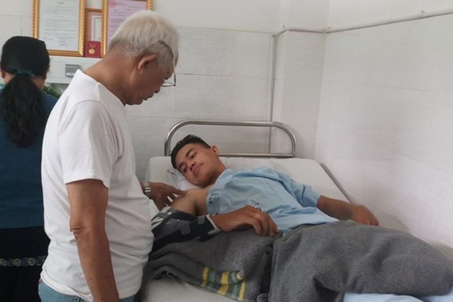 Ông Sáu động viên, chăm sóc con trai.