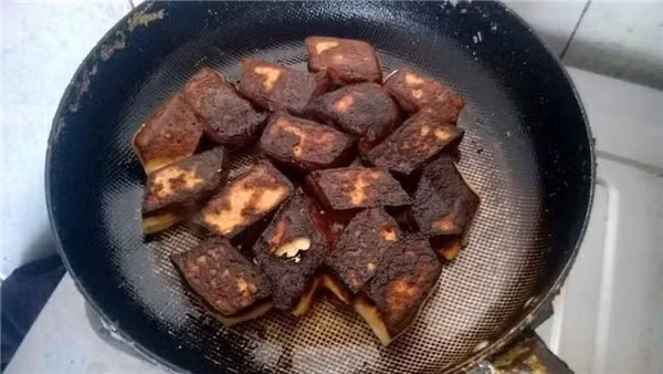 Ví dụ như các dịp: Bạn gái thể hiện ra mắt nhà bạn trai thì "sau bữa ăn bố bạn trai sốc, đột quỵ nằm viện nửa tháng"; Khi con dâu mà ra mắt muốn ghi điểm với gia đình họ hàng nhà chồng thì "cả họ bắt cưới ngay và ghi vào gia phả 3 đời dòng họ" (cười – phóng viên); Lúc cần chinh phục mẹ chồng khó tính sau đó "được sống cách ly với mẹ chồng luôn"…