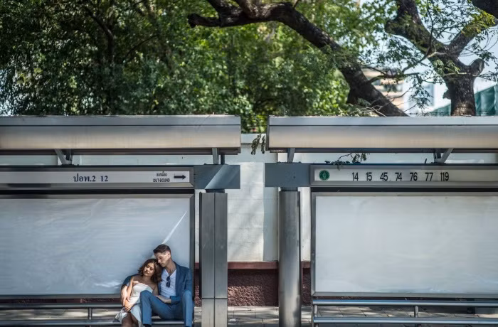 Cặp đôi chênh lệch về chiều cao trên đã chọn quê hương của cô dâu là Thái Lan để chụp bộ ảnh cưới để đời của mình.