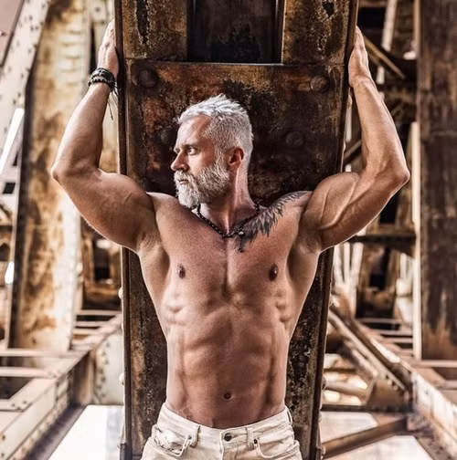 Ngoại hình sáng láng và đầy chất “phong trần” của Pawel Ladziak khiến anh được so sánh với doanh nhân 49 tuổi người Ý Gianluca Vacchi - người cũng khá nổi tiếng với mái tóc bạch kim cùng thân hình cân đối. Ảnh trong bài: Instagram nhân vật.